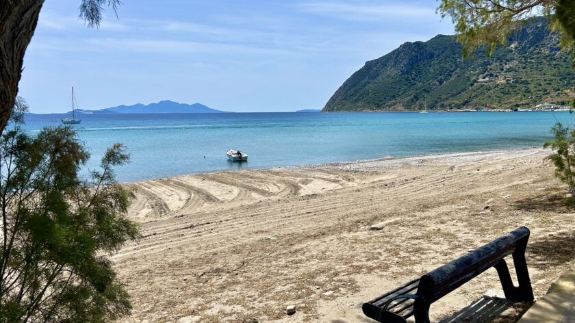 Kefalos op Kos strand met bankje