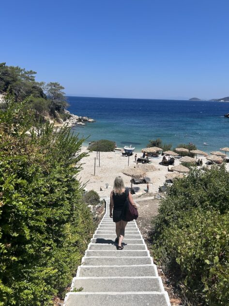 Kokkari op Samos Irene op de trap naar Sunrise Beach