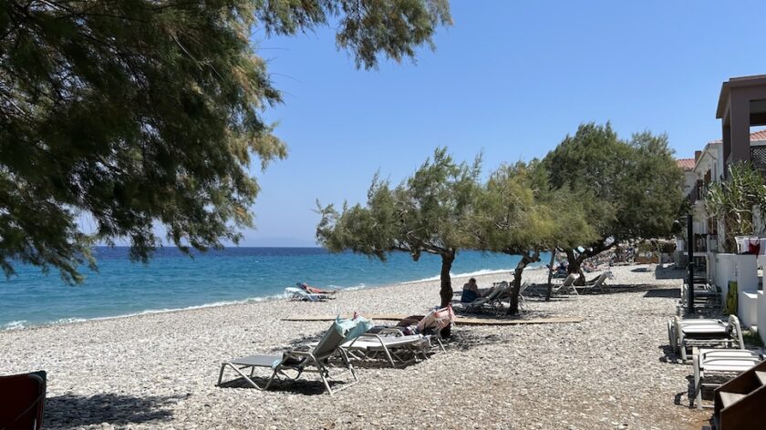 Kokkari op Samos bomen op Long Beach