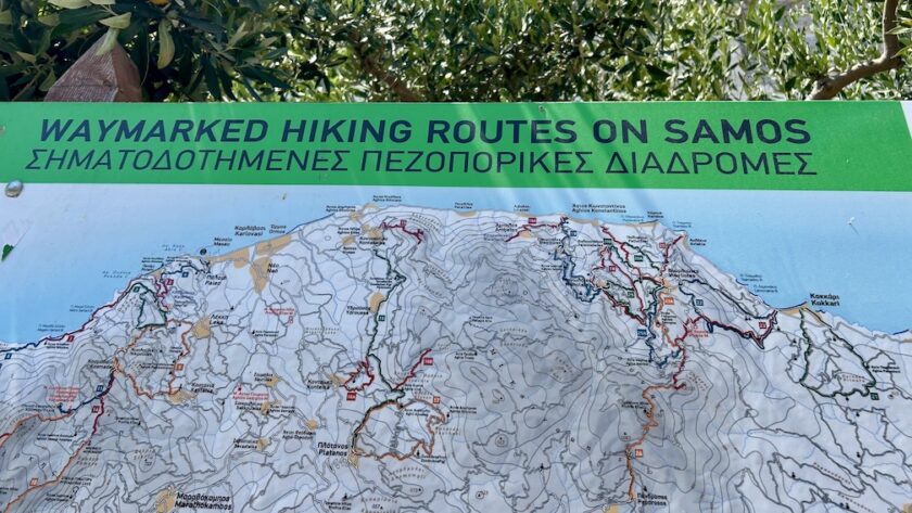 Kokkari op Samos bord met wandelroutes voor de Agios Nikolaoskerk