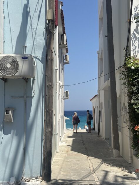 Kokkari op Samos doorkijkje Kokkari Beach Irene en Boy