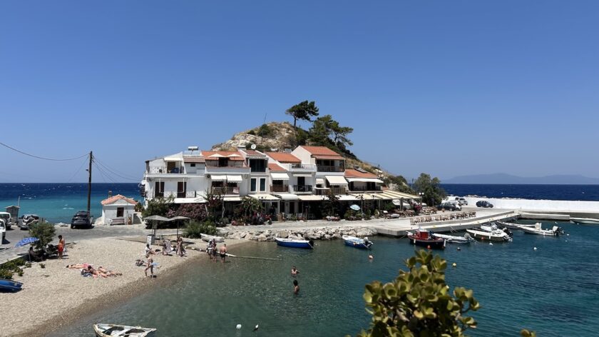 Een van de mooiste plekken op Samos is Kokkari - het uitzicht vanaf schiereiland Moshonisi