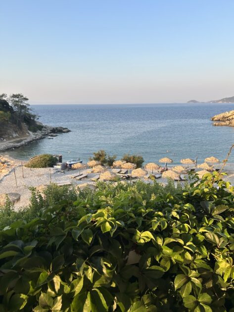 Kokkari op Samos uitzicht op Sunrise Beach vanaf restaurant Basilico
