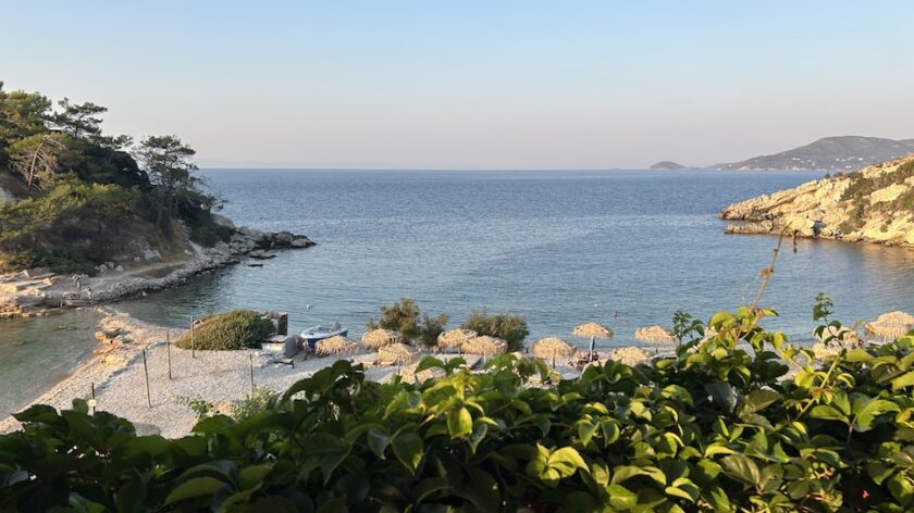 Kokkari op Samos uitzicht op Sunrise Beach vanaf restaurant Basilico in de avond