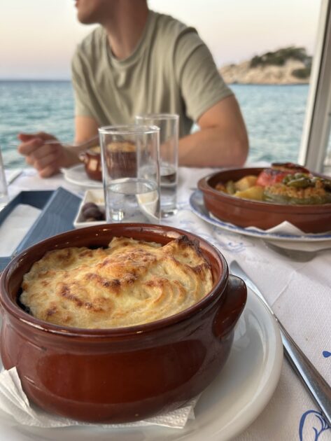 Kokkari op Samos vega moussaka bij restaurant La Bussola met uitzicht