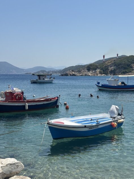 Kokkari op Samos vissersbootjes in de haven