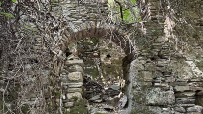 Nachtegaalvallei op Samos wandelen langs oude gebouwen