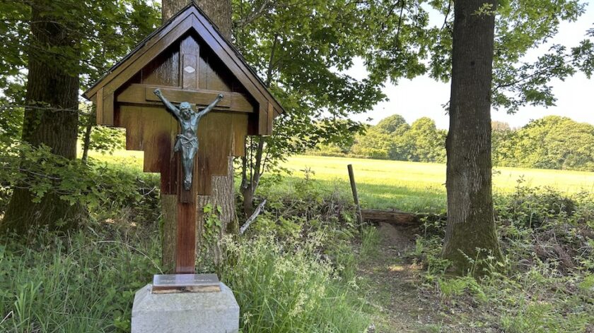 Wandelen bij Epen in Zuid-Limburg - kruis langs de weg