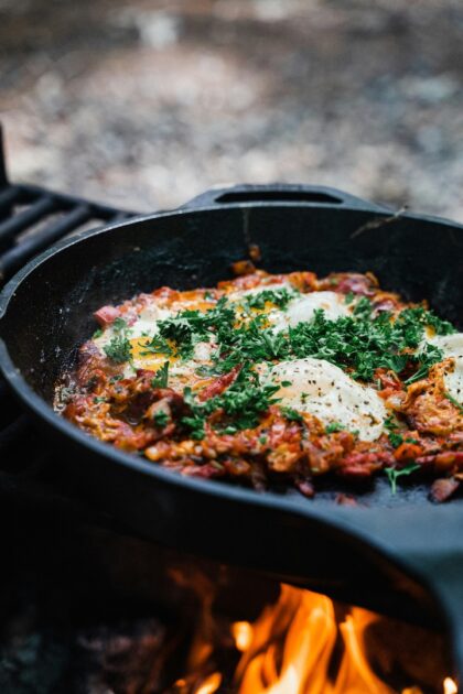 Camping recepten shakshuka boven een kampvuur