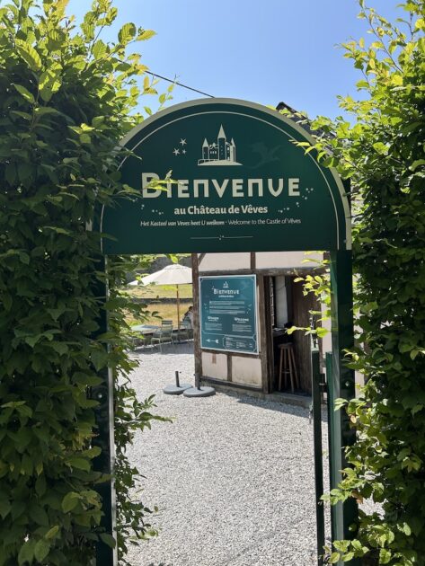 Château de Vêves entree bordl