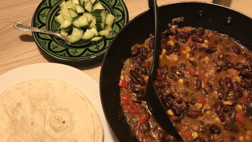 Eenpansgerechten kidneybonen met wraps of rijst