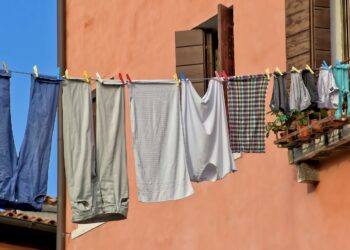 Kleding wassen op reis wasgoed aan de lijn in Venetië