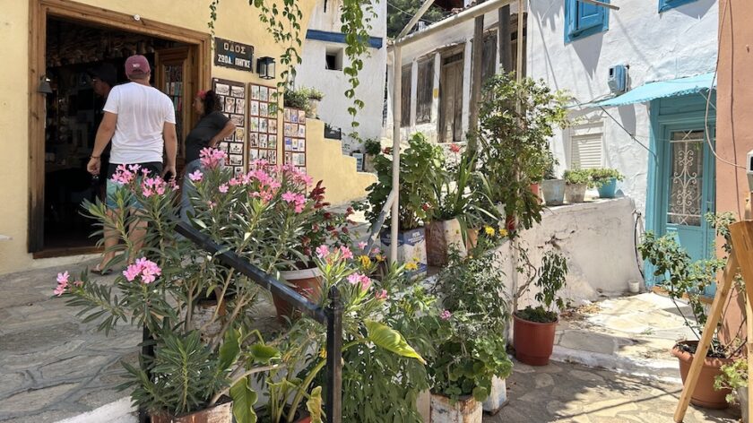 Manolates op Samos bloempotten