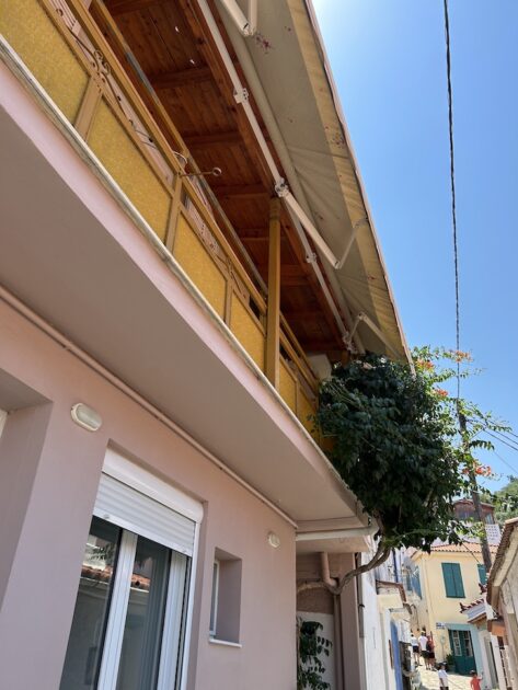 Manolates op Samos kleurige huizen
