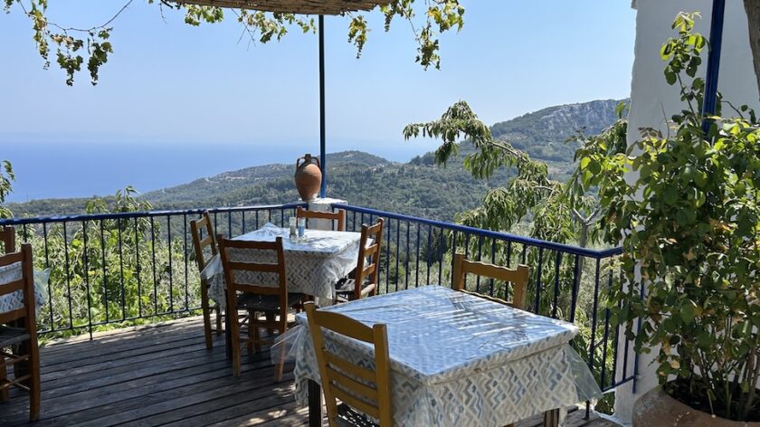 Manolates op Samos uitzicht Loukas taverna