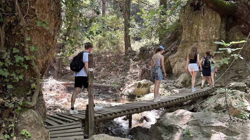 Potami Watervallen op Samos bezoeken wandelroute over bruggetjes