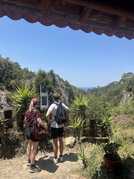 Samos Potami Watervallen Irene en Boy bij restaurant boven