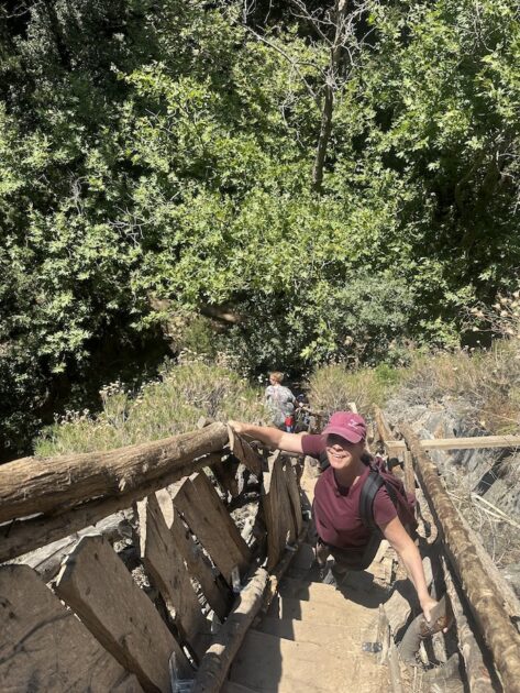 Samos Potami Watervallen Irene op de trap naar restaurant