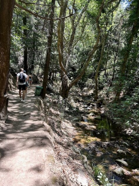 Samos Potami Watervallen Mel en Boy wandelen