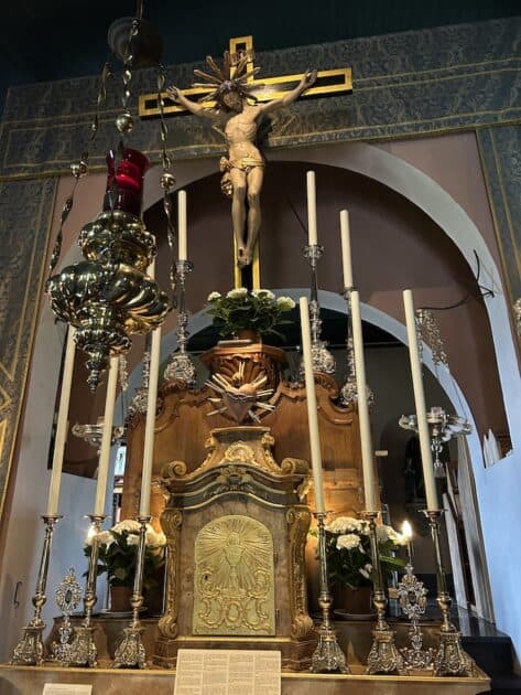 Kerkje Warfhuizen - Onze Lieve Vrouwe van de Besloten Tuin beelden