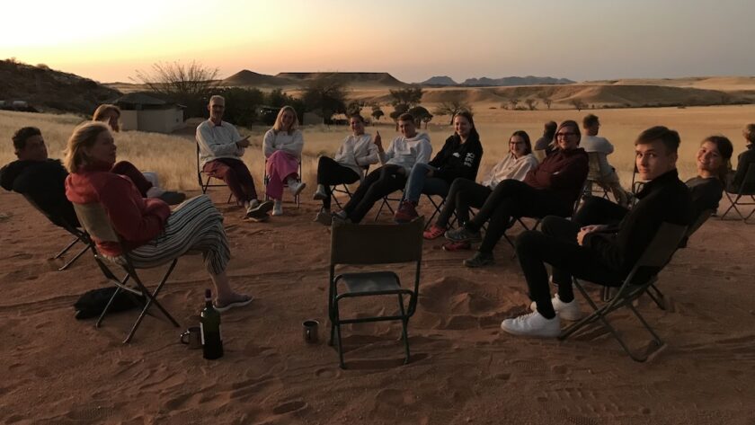 Groepsreizen als solo reiziger? Rondreis Namibië, Botswana, Zimbabwe met kinderen woestijn bij Solitaire Namibië