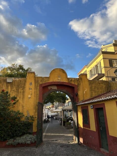 Funchal gele poort in oude centrum