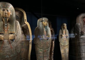 Rijksmuseum van Oudheden Leiden, rij sarcofagen