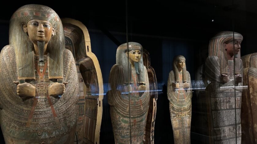 Rijksmuseum van Oudheden Leiden, rij sarcofagen