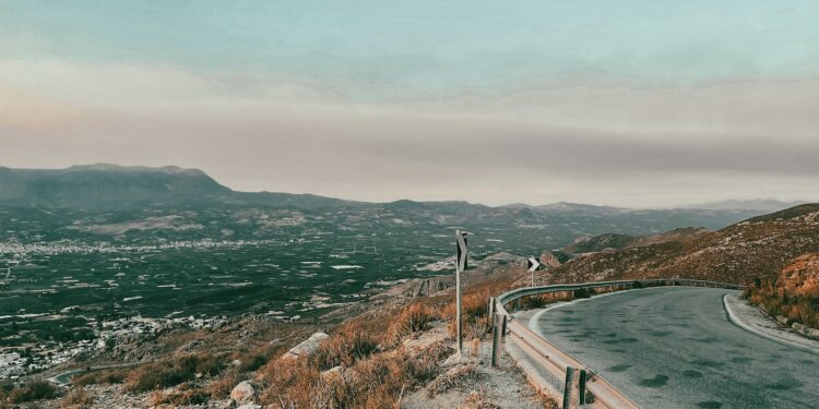 Auto huren op Kreta, Messara Plain onderweg naar Heraklion, Griekenland