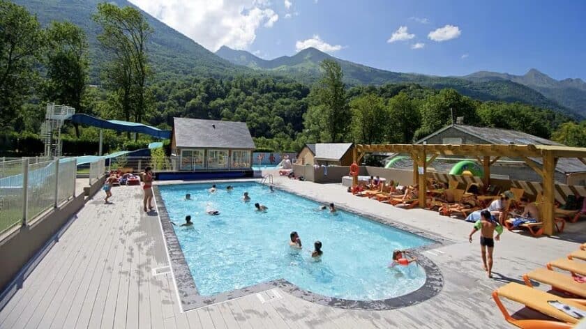 Camping International, zwembad met uitzicht op de bergen