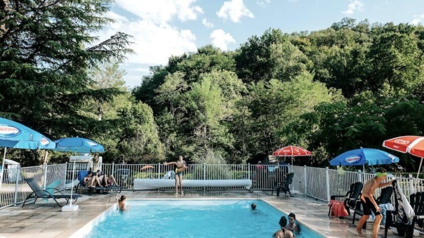 Camping-Le-Petit-Pyreneen-bezoekers aan het zwembad