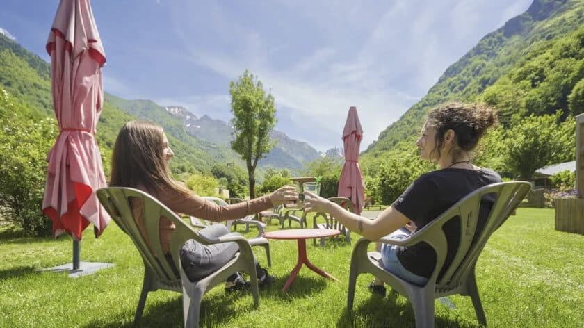 Mooiste campings in Frankrijk en Italië - Camping Pyrénées Natura - vrouwen uitzicht op de bergen