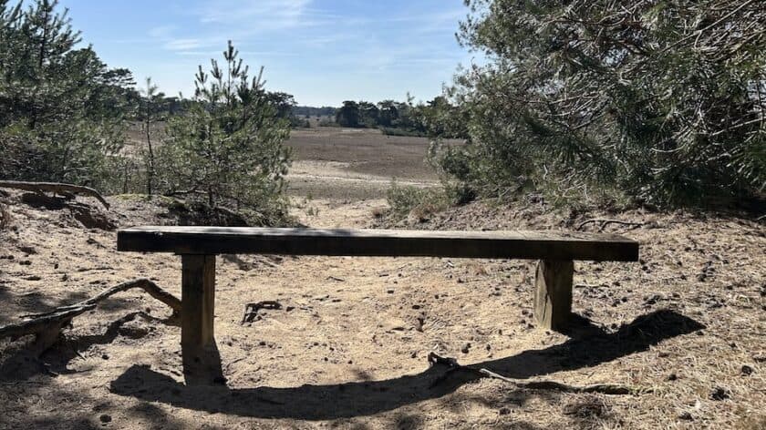 Het Nationale Park de Hoge Veluwe bankje met uitzicht op Otterlose zand.jpeg