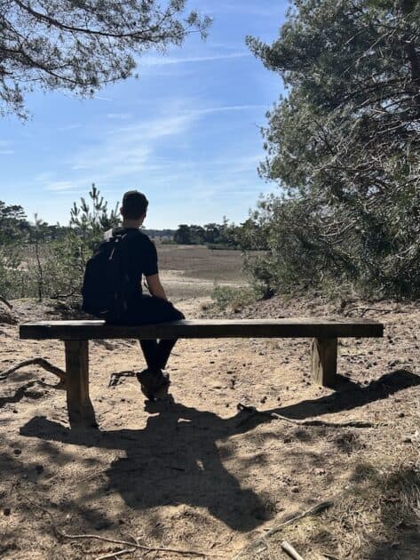 Wandelroutes Hoge Veluwe Otterlose Zand Boy op bankje