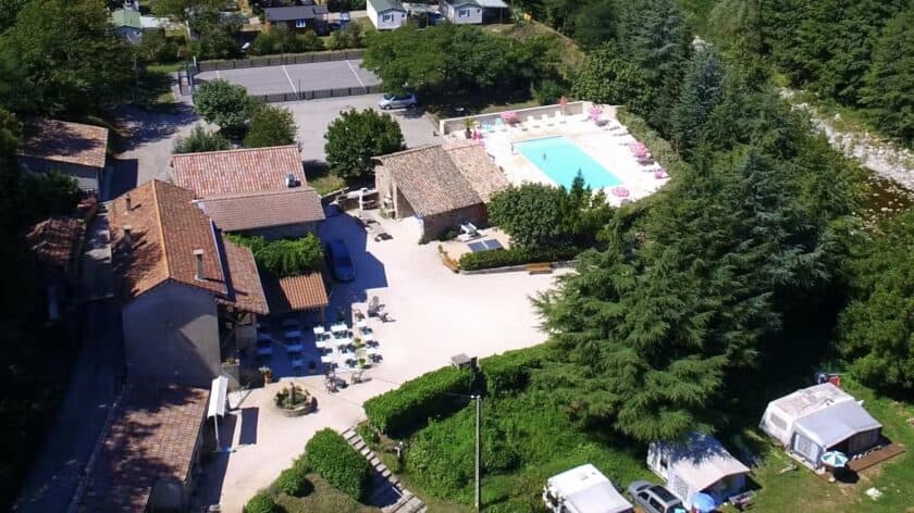 Camping du Pont de Mercier, Ardèche, bovenaanzicht zwembad