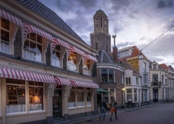 Zwolle binnenstad, straatje met Peperbus en mensen