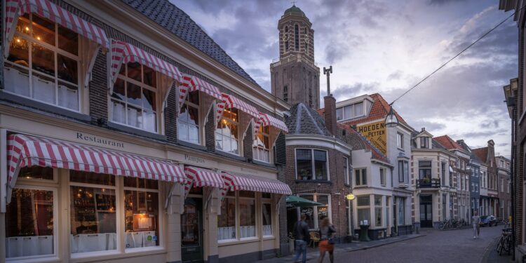 Zwolle binnenstad, straatje met Peperbus en mensen