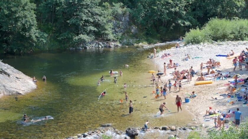 camping Le Barutel in de Ardèche, keienstrand rivier