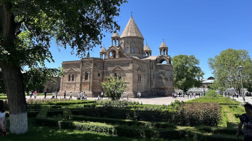 Armenië, Echmiadzin kathedraal, bomen