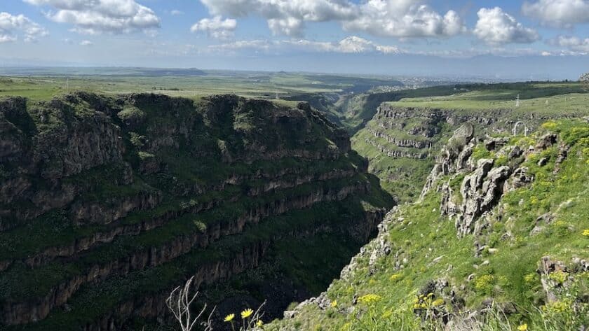 Armenië, Saghmosavank Monastery uitzicht vanaf heuvel