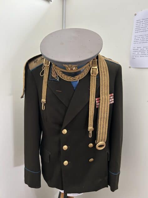 Armenië, Sanahin, Mikoyan brothers museum, Sovjet pak