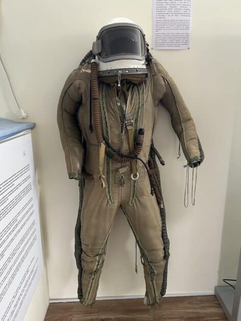 Armenië, Sanahin, Mikoyan brothers museum, pilotenoutfit