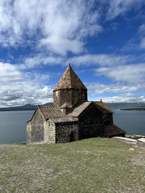 Armenië, Sevanavank klooster, Sevanmeer op achtergrond