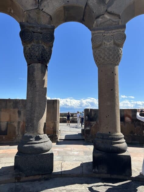Armenië, Zvartnots temple complex, pilaren staand