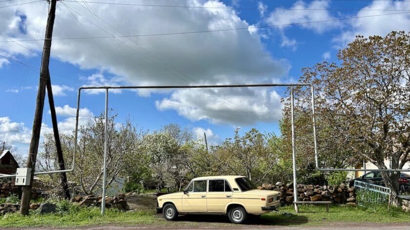 Armenië, lada en bovengrondse gasleiding bij Saghmosavank Monastery