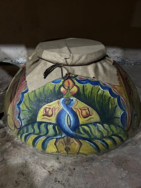 Armenië, wijndorp Areni Winery, stenen vat