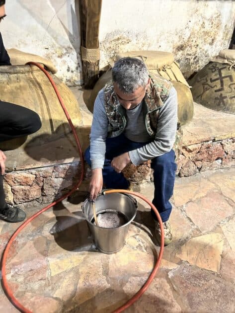 Armenië, wijndorp Areni Winery, wijn overgieten