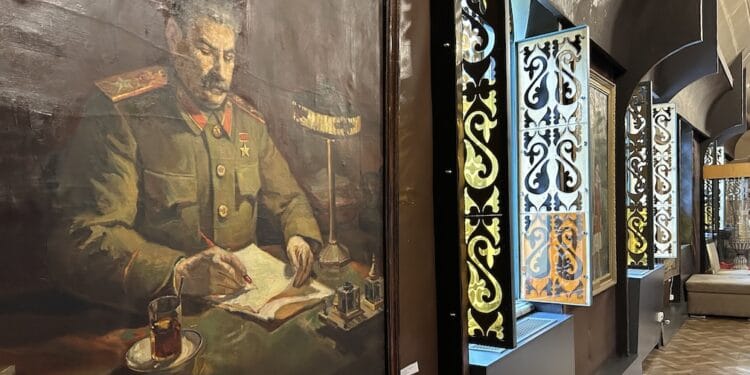 Georgië, Gori, Stalin museum, schilderij van Stalin