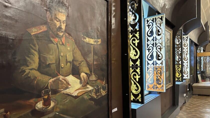 Georgië, Gori, Stalin museum, schilderij van Stalin