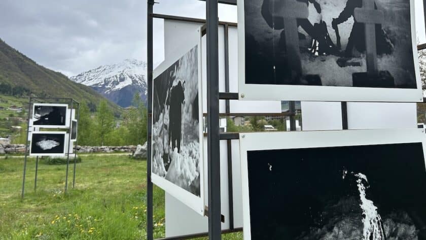 Svaneti Museum in Mestia, fototentoonstelling stellage buiten